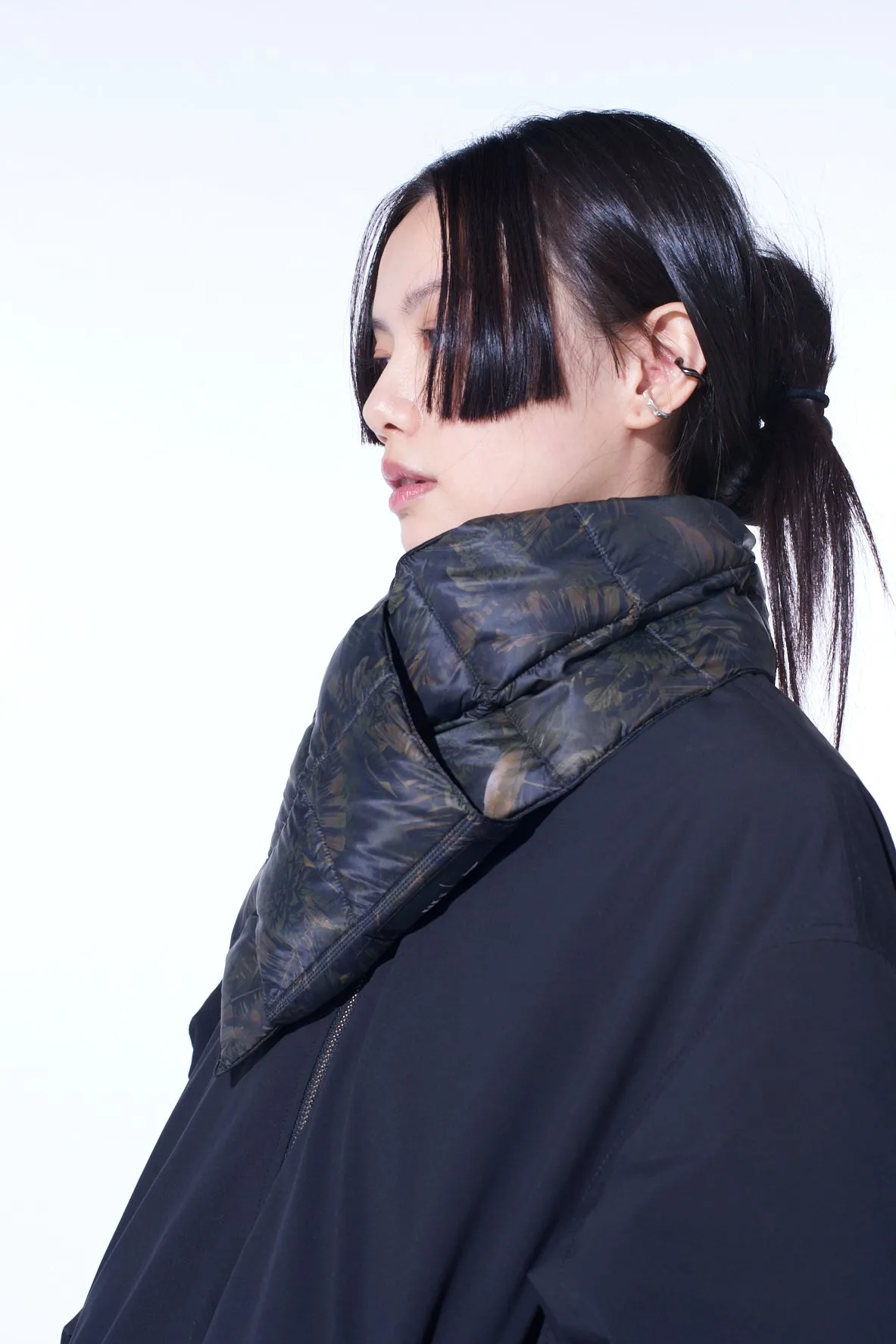 【S'YTE X TAION】DAHLIA CAMOUFLAGE QUILTED DOWN REVERSIBLE SCARF