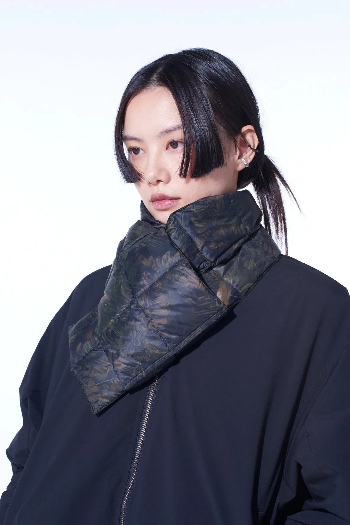 【S'YTE X TAION】DAHLIA CAMOUFLAGE QUILTED DOWN REVERSIBLE SCARF